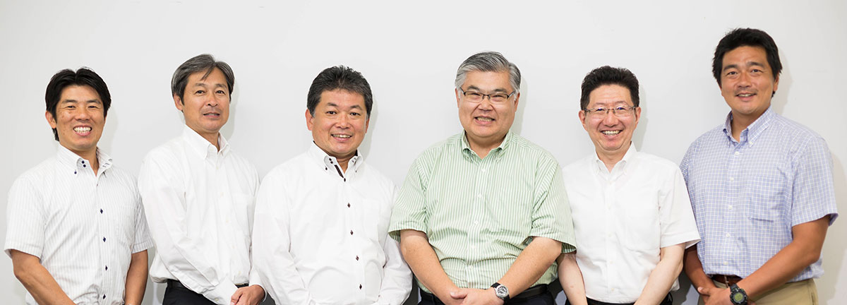 (千葉県中小企業診断士協会 茂木 俊裕理事 写真 左)((一社)千葉県商工会議所連合会 北村 聡事務局次長 写真 左から2番目)(アシザワ・ファインテック株式会社 芦澤 直太郎代表取締役社長 写真 左から3番目)(千葉県商工労働部 経営支援課 中村 耕太郎課長写真 右から3番目)(日本政策金融公庫 千葉支店 姪原 保志事業統轄 写真 右から2番目)(千葉県商工会連合会 近藤 和幸事務局長 写真 右)